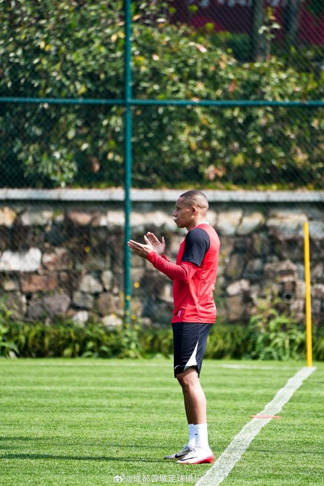 开云体育下载-韦林顿-席尔瓦带伤参加训练，嘴上还有包扎